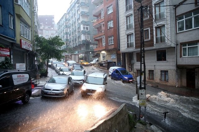 İstanbul'da hayatı felç eden sel felaketinden yeni görüntüler