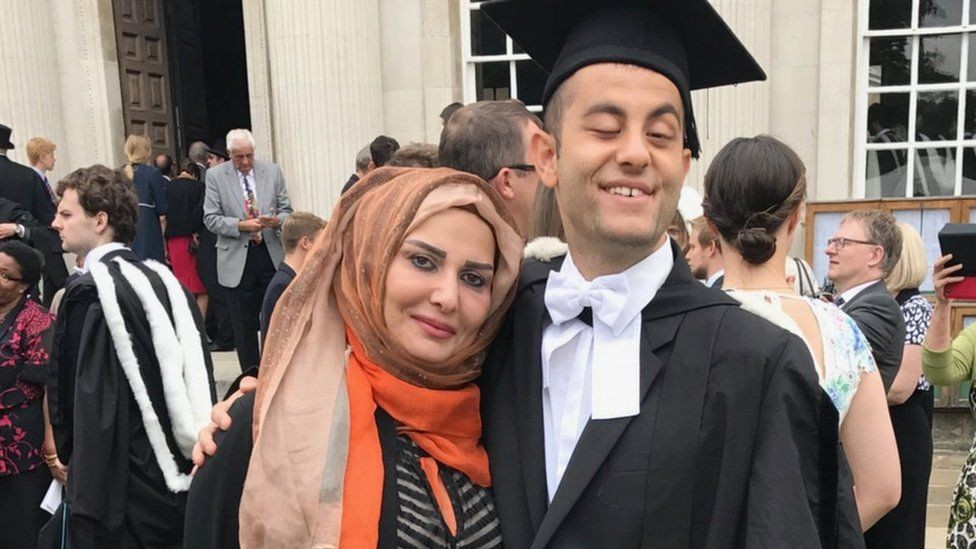 Cambridge'i birincilikle bitiren görme engelli Iraklı gencin Bağdat'tan baroya yolculuğu