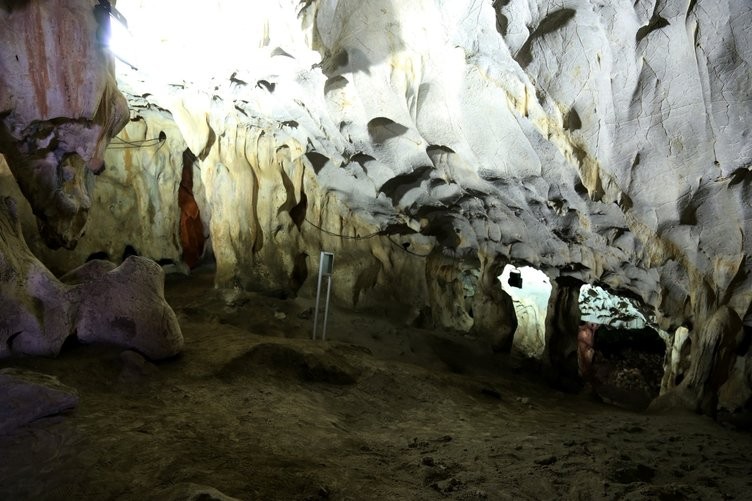 Antalya'da 350 bin yıllık kemik parçaları bulundu