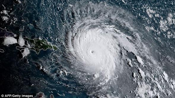 Irma kasırgası dünyaca ünlü plajı harabeye çevirdi