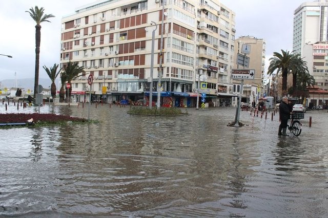 İzmir'de fırtına! Denizle kara birleşti