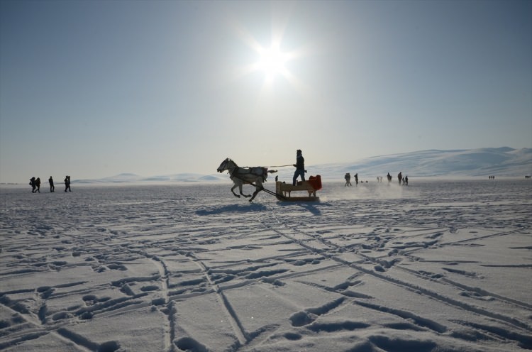 Buz tutan Çıldır Gölü'ne turist akını