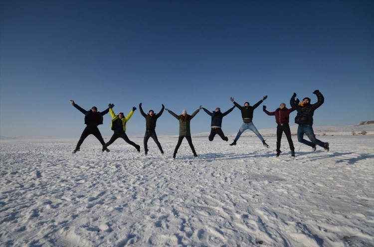 Buz tutan Çıldır Gölü'ne turist akını