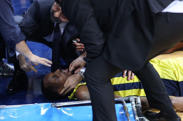 Yere düşen Fenerbahçeli James Nunnally korkuttu