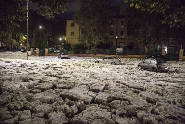 Roma'da dolu yağışı sonrası dev buz kütlesi