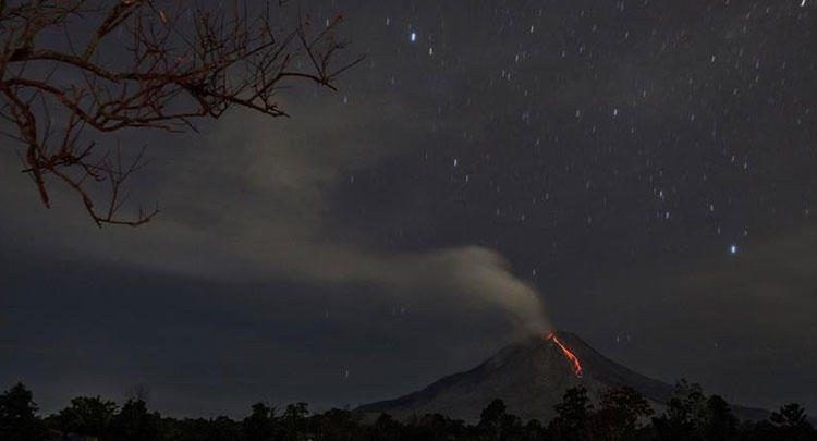 Endonezya'da Anak Krakatau Yanardağı'nda patlamalar
