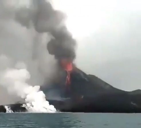 Endonezya'da Anak Krakatau Yanardağı'nda patlamalar