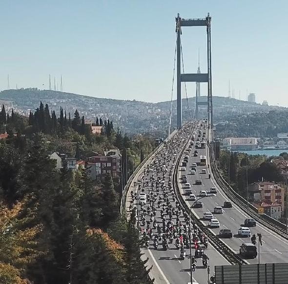 Yüzlerce motosikletli Şehitler Köprüsü'nden böyle geçti
