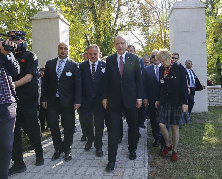 Erdoğan, Galiçya Türk Şehitliği'ni ziyaret etti