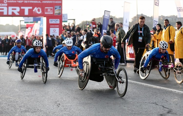  İstanbul Maratonu'nda tekerlekli sandalye startı verildi