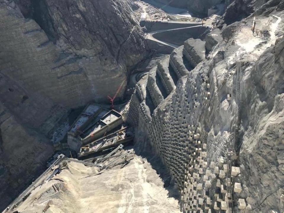 Türkiye'nin en yüksek barajının inşaatı sürüyor