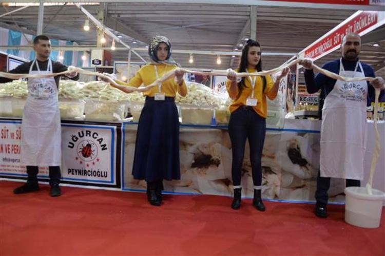 Gurme Fuarı açılışında kurdele yerine 21 metrelik peynir kesildi