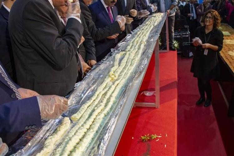 Gurme Fuarı açılışında kurdele yerine 21 metrelik peynir kesildi