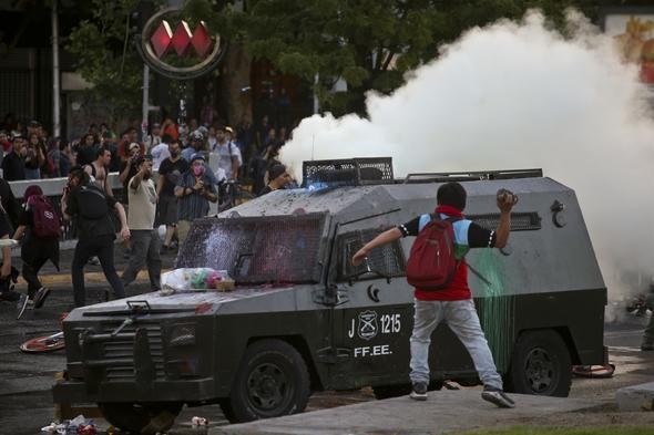 Polisin bir genci vurması Şili'yi ayağa kaldırdı