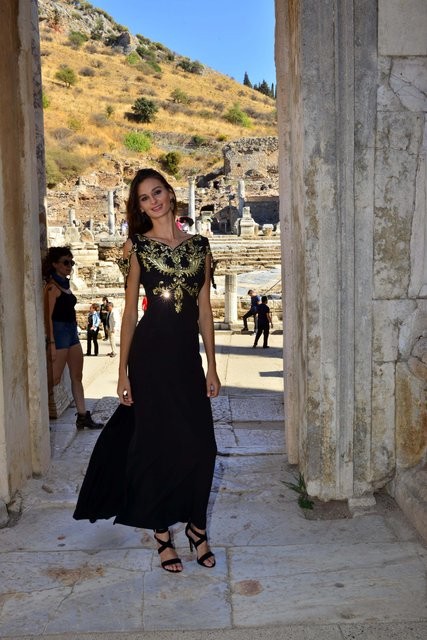 İzmirli Pınar Tartan 'Mankenler Kraliçesi' seçildi