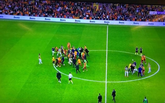 Galatasaray - Fenerbahçe derbisinde büyük kavga