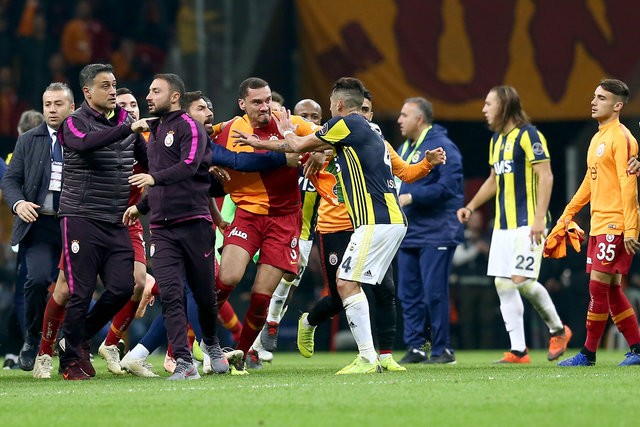 Galatasaray - Fenerbahçe derbisinde büyük kavga