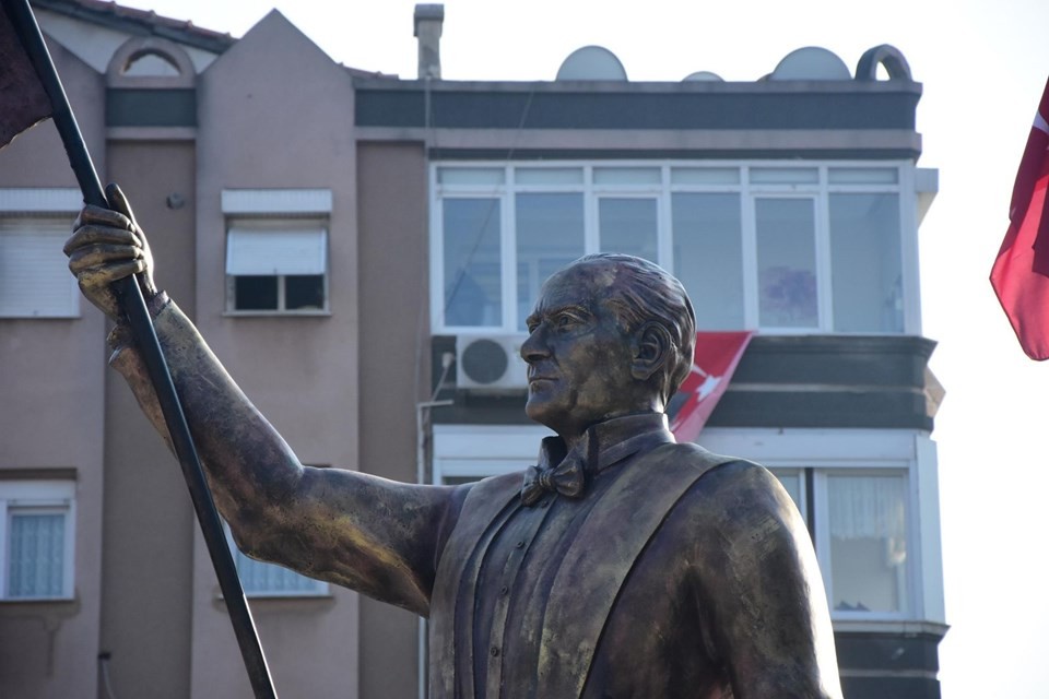 Atatürk'e benzemeyen Atatürk heykeli yeniden yapıldı