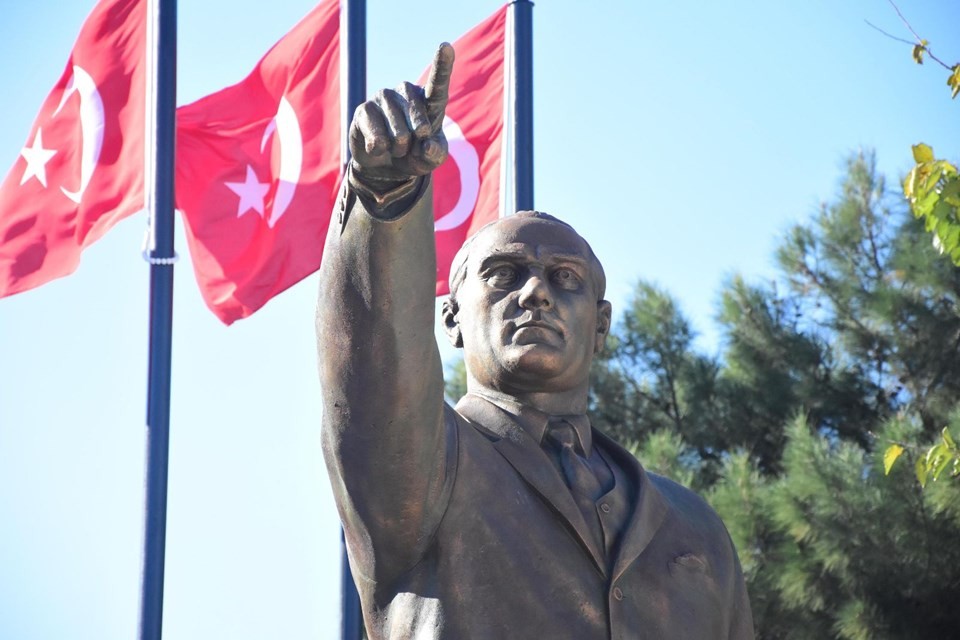 Atatürk'e benzemeyen Atatürk heykeli yeniden yapıldı