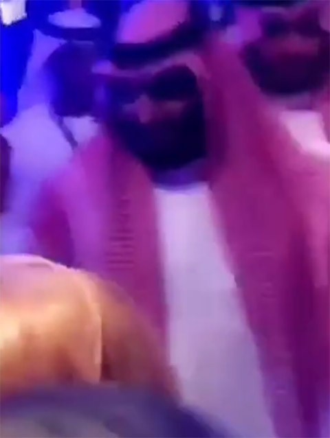 Arap Prensler partide dağıttı!