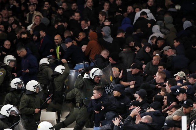 Yunanistan'da Ajax taraftarlarına polis dayağı