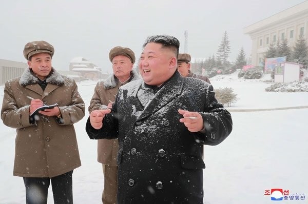 Kuzey Kore lideri Kim'in ilk kez portresi asıldı