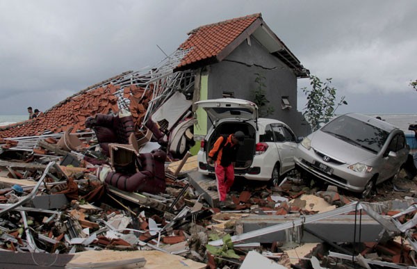 Endonezya'daki tsunami felaketinde ölenlerin sayısı 373'e yükseldi
