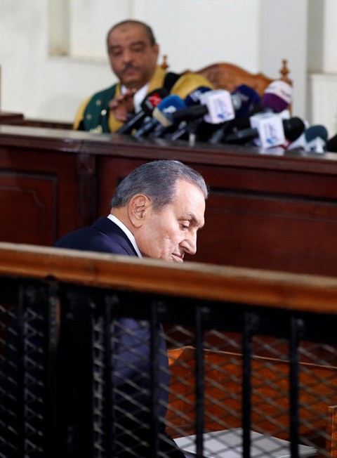 Mursi ve Mübarek ilk kez mahkemede yüzleşti