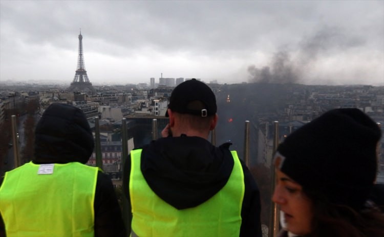 Fransa'daki sokak olaylarından dehşete düşüren fotoğraflar
