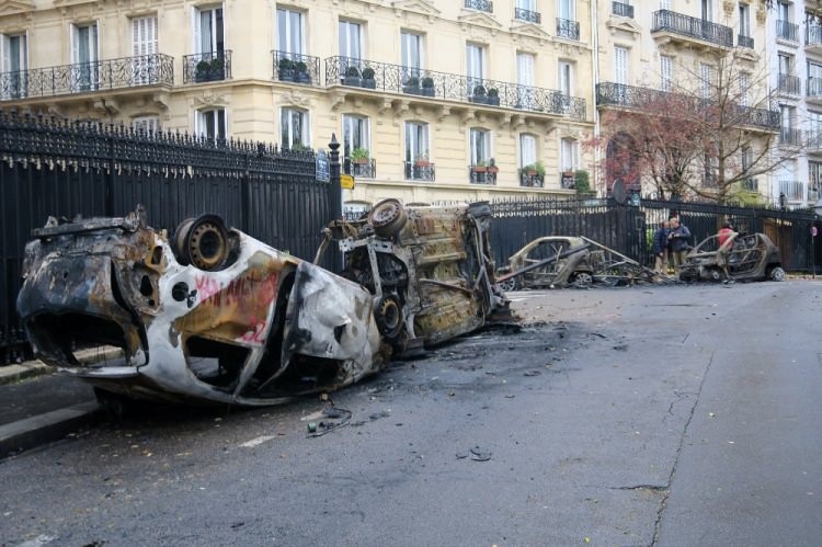 Fransa'daki sokak olaylarından dehşete düşüren fotoğraflar