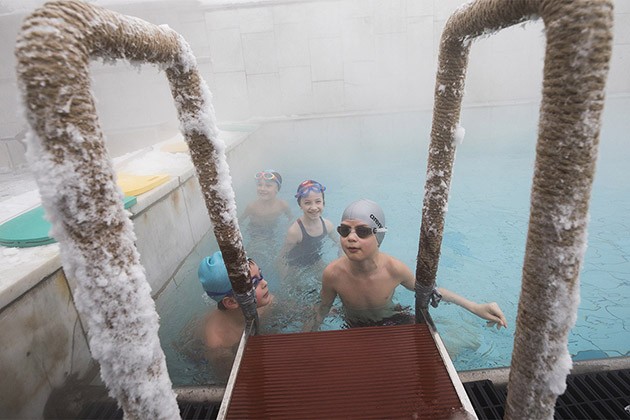 Moskova'nın soğuğuna rağmen 28 derecelik açık havuz 