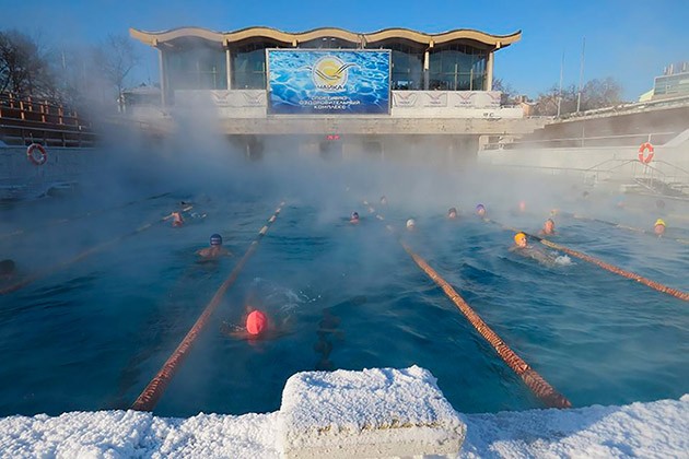 Moskova'nın soğuğuna rağmen 28 derecelik açık havuz 