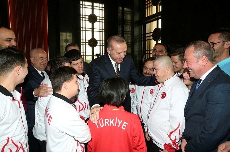 Cumhurbaşkanı Erdoğan down sendromlu sporcuları kabul etti
