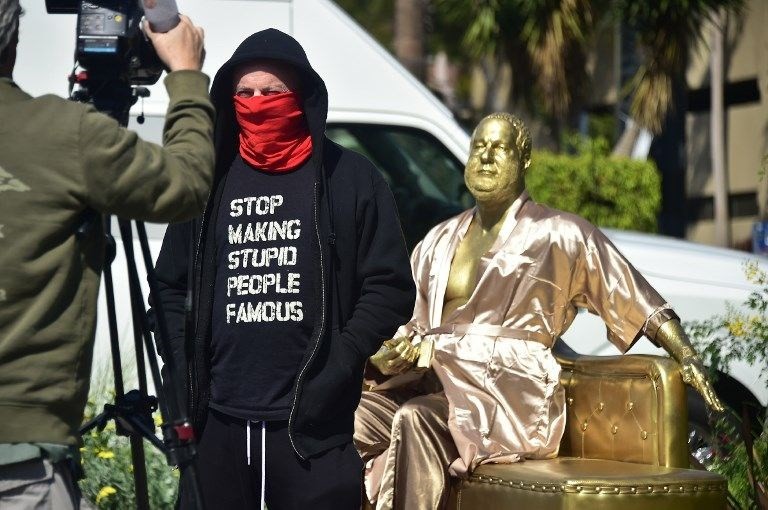 Tacizle suçlanan yapımcı Harvey Weinstein’in heykeli dikildi
