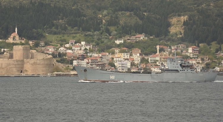 Askeri araç yüklü Rus gemisi, Çanakkale Boğazı'ndan geçti