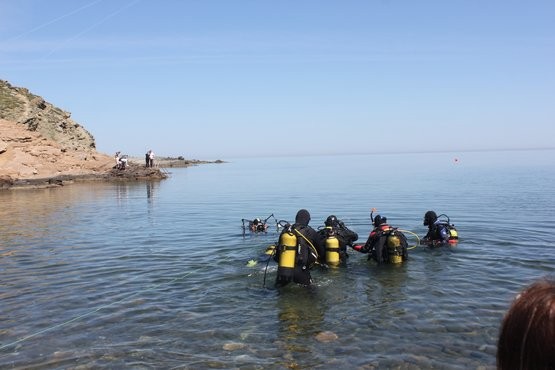 Cem Karabay 'en uzun süre soğuk denizde yaşama' rekoru kırdı