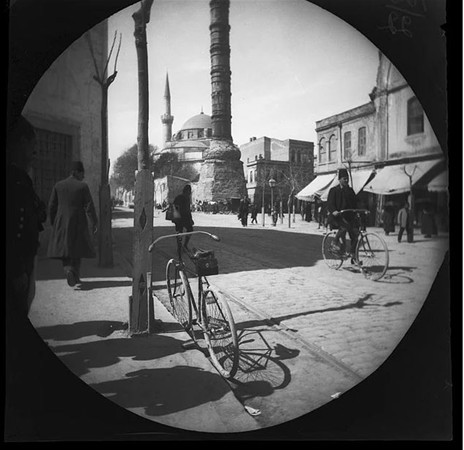 1891 yılında bisikletle dünya turu yapıp Türkiye'ye de uğradılar