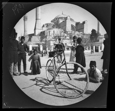1891 yılında bisikletle dünya turu yapıp Türkiye'ye de uğradılar