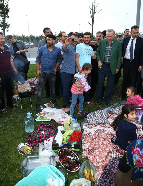 Erdoğan'dan Zeytinburnu Sahili'den iftarı bekleyenlere sürpriz