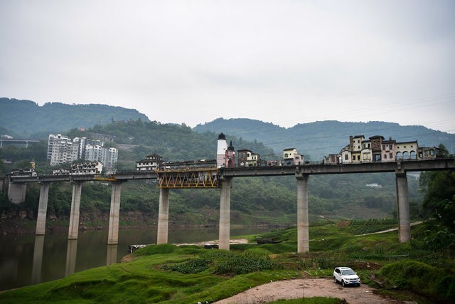 Çin'deki sıra dışı köprü görenleri şaşırtıyor