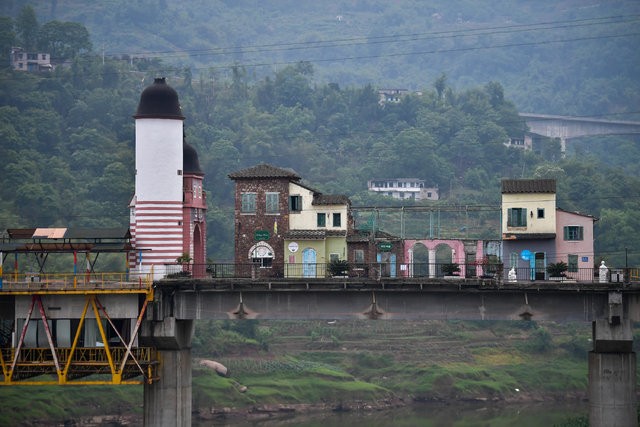 Çin'deki sıra dışı köprü görenleri şaşırtıyor
