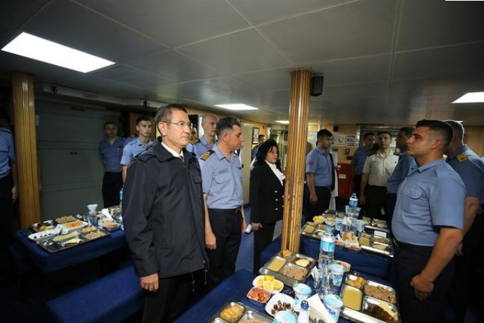 Milli Savunma Bakanı Canikli resti çekti