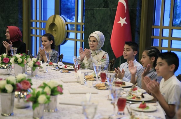 Emine Erdoğan,koruma altındaki çocuklarla buluştu