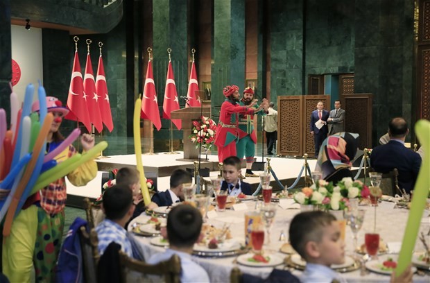 Emine Erdoğan,koruma altındaki çocuklarla buluştu