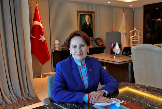 Uzman Bowden, Türk siyasetçilerin beden dilini yorumladı