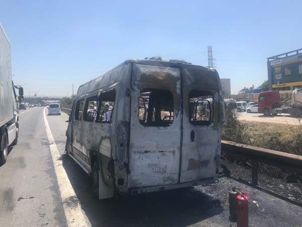 TEM Otoyolu'nda minibüs yangını trafiği felç etti!