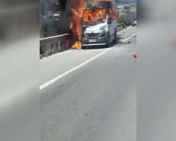TEM Otoyolu'nda minibüs yangını trafiği felç etti!