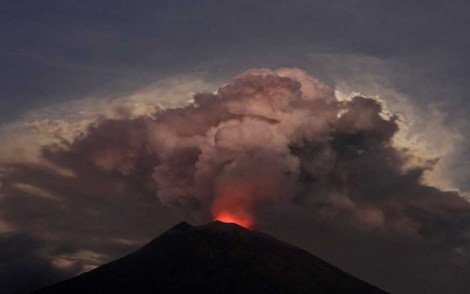 Bali'de yanardağ kül ve duman püskürtmeye başladı