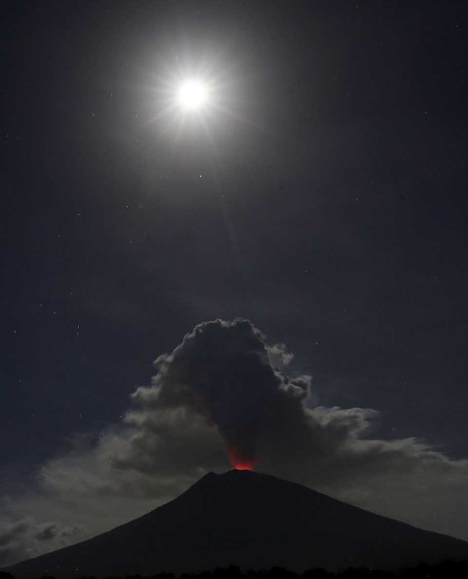 Bali'de yanardağ kül ve duman püskürtmeye başladı