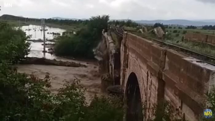 Yolcu treni yıkılan köprüden kıl payı kurtuldu